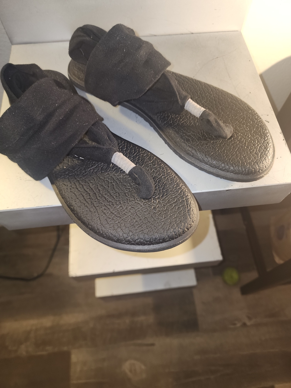Sanuk Black Fabric Wrap Toe-Post Sandals
